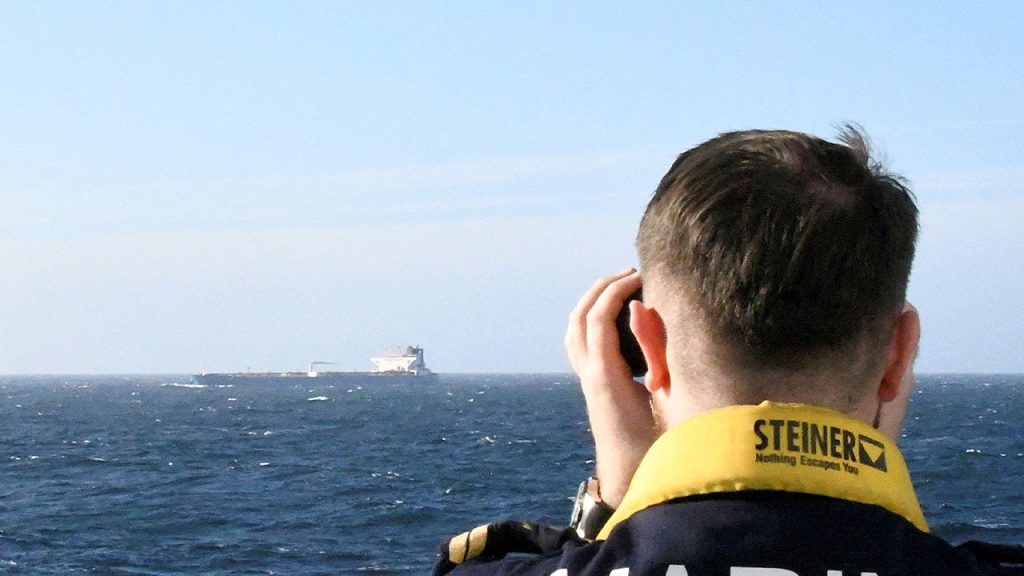 البحرية الفرنسية تعترض ناقلة روسية يشتبه في قيامها بعمليات ظل للأسطول