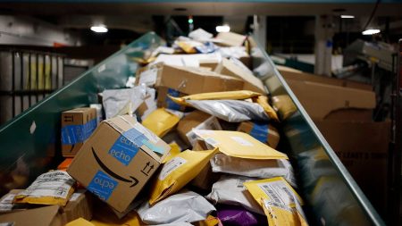 تخطط أمازون لتسريح الآلاف من العمال، مستهدفة 10% من القوى العاملة في تخفيضات جديدة