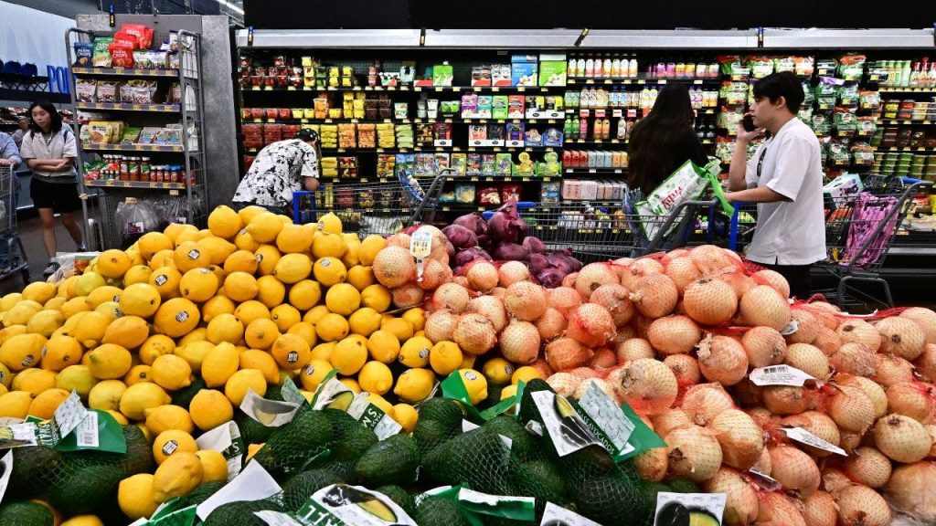 انخفضت ثقة المستهلك إلى أدنى مستوى لها منذ عام 2014 في استطلاع يناير