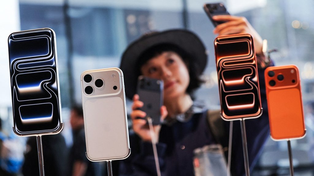 تشهد شركة Apple أكبر قفزة في المبيعات منذ 4 سنوات، مدعومة بالطلب “المذهل” على أجهزة iPhone