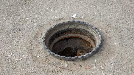 كواليس مصرع طفل سقط في بالوعة صرف صحي بأكتوبر