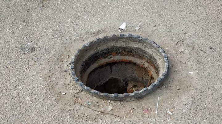 كواليس مصرع طفل سقط في بالوعة صرف صحي بأكتوبر