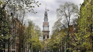 وسط مخاوف من انهيار المبنى.. حريق هائل في كنيسة فوندل كيرك التاريخية في أمستردام