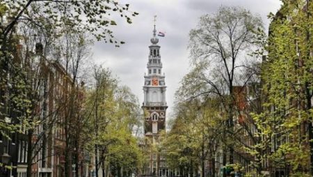 وسط مخاوف من انهيار المبنى.. حريق هائل في كنيسة فوندل كيرك التاريخية في أمستردام