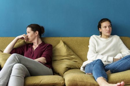 اكتشفت ابنتي الحقيقة بشأن والدها وهي الآن غاضبة