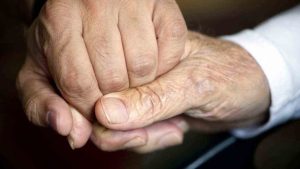 بين الأسرة والدولة | من يتحمل مسؤولية حماية المسنين بالقانون الجديد؟