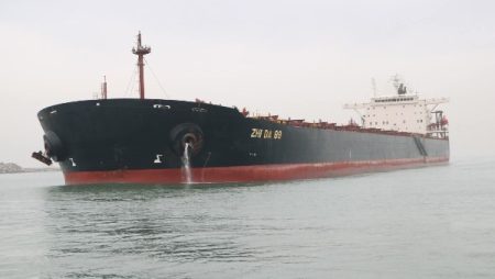 138 ألف طن في 3 أيام ونصف.. معدل تفريغ قياسي لميناء دمياط لحمولة السفينة ZHI DA 88