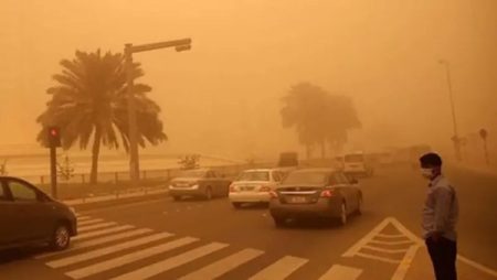 احذر.. نصائح وإرشادات مهمة لقيادة السيارات أثناء العواصف الترابية