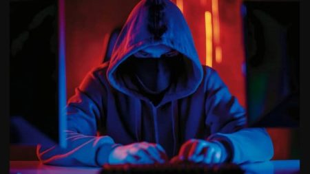 خبير: الجرائم الإلكترونية تبدأ من التنمر وقد تصل لـ الانضمام لعصابات