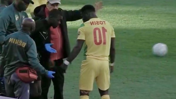 موقف غامض.. لقطة لا تليق في مباراة مصر وبنين بكأس الأمم الأفريقية