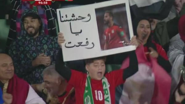 من مدرجات الفراعنة.. لافتة «وحشتنا يا رفعت» تخطف الأنظار في مباراة مصر وبنين