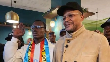 وزير الرياضة الكونغولي يكرّم المشجع الشهير لومومبا بسيارة جيب