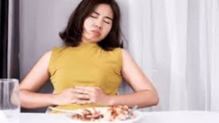 أطعمة تزيد الانتفاخ وغازات البطن.. أضرار تناول الأكل بسرعة.. استشارى جهاز هضمي يقدم بدائل