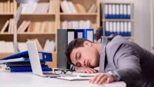 لماذا تشعر بالخمول طول اليوم؟.. أطعمة وعادات غذائية تسحب طاقتك بهدوء