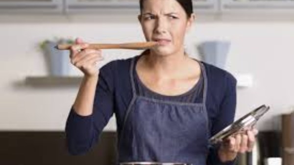 لماذا يفشل طعم الأكل في البيت؟.. أخطاء شائعة تفسد النكهة وتضيع تعبك