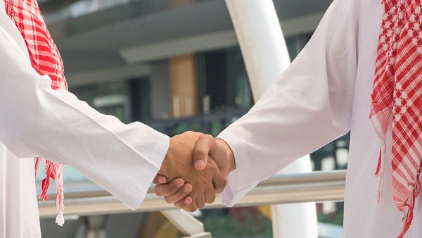 حكم التهنئة بالأوقات والأحداث السعيدة.. الإفتاء توضح