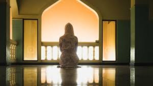 أتحدث مع الله عن كل ما يزعجني من البشر فهل يعد ذلك من النميمة؟.. الإفتاء تجيب