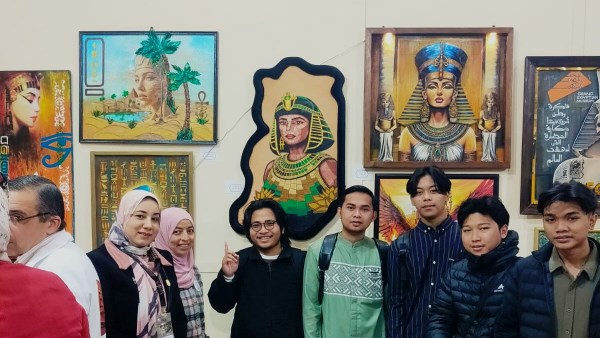 تجلِّيات.. جناح الأزهر يحتفي بإبداعات معلمي التربية الفنية بلوحات تشكيلية متميزة