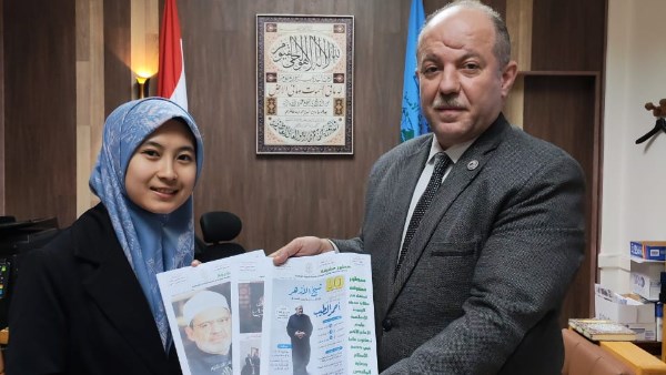 بعد إثارتها تفاعلًا واسعا بالسوشيال ميديا.. اهتمام كبير بالإندونيسية ييلي طالبة الأزهر