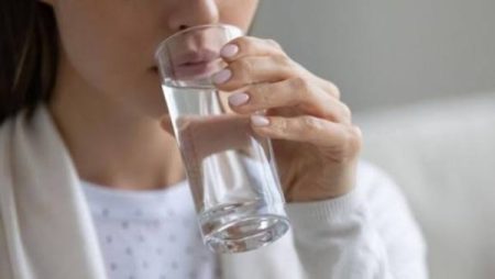 ماذا يحدث بالجسم عند شرب الماء البارد في الشتاء؟