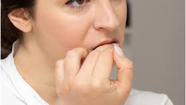 نشرة المرأة والمنوعات | اختبار منزلي يكشف إصابتك بمرض الخرف مبكرًا.. قضم الأظافر رسالة صامتة من العقل