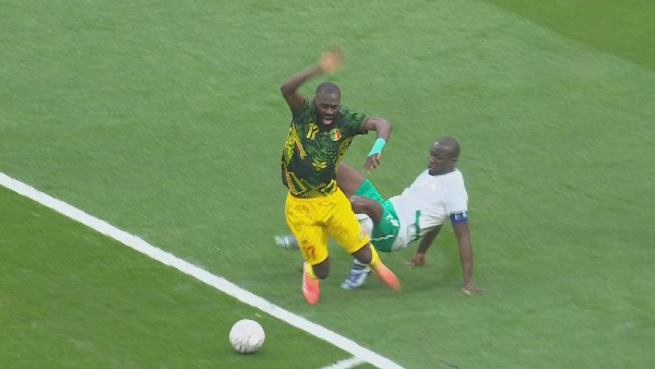 جدل مثير في مباراة مالي والسنغال بعد احتكاك داخل منطقة الجزاء ورفض ركلة جزاء