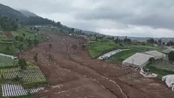 انهيار أرضي في إندونيسيا يقتل 17 شخصا وأكثر من 70 مفقودا