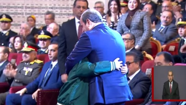 نفسي أطلع ظابط زي أبويا.. الرئيس السيسي يحتضن ابن الشهيد رامي هلال