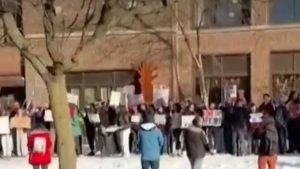 تواصل الاحتجاجات في مينيسوتا بعد إطلاق نار قاتل على يد سلطات الهجرة الأمريكية