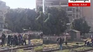 مصرع موظف حاول إنقاذ فتاة تحت عجلات القطار.. زملاؤه: شهيد الشهامة
