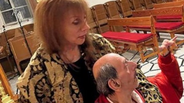 لتشييع نجلها..فيروز تصل إلى الكنيسة بمنطقة المحيدثة بصحبة ابنتها ريما