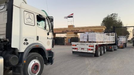 الهلال الأحمر يدفع بـ148 ألف سلة غذائية و13 ألف قطعة ملابس شتوية عبر «زاد العزة» 109