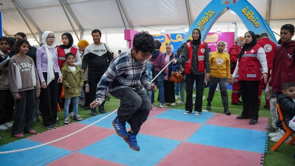 الهلال الأحمر يواصل فعالياته الإنسانية والتوعوية في معرض الكتاب