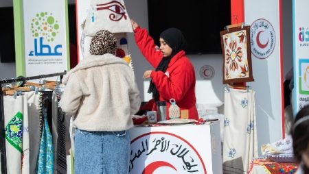 «رعاية نموذجية ورفقة داعمة».. جلسة حوارية للهلال الأحمر بمعرض الكتاب