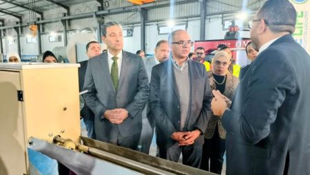 نائب وزير الإسكان يتفقد مصنعاً لمنتجات تحلية مياه البحر في دمياط