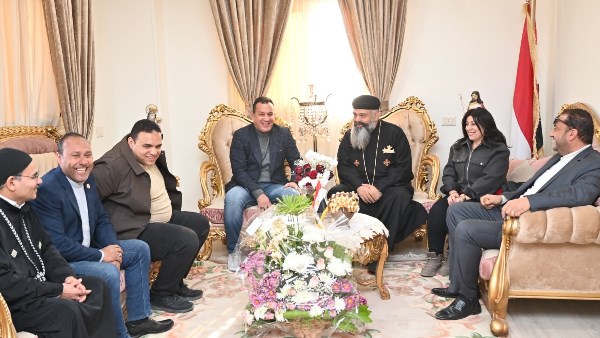 رئيس جهاز العاشر من رمضان يزور كنائس المدينة لتهنئة الأقباط بعيد الميلاد.. صور