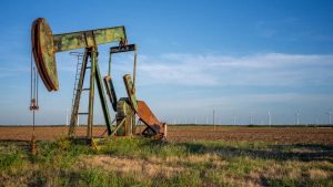 النفط يتراجع بأكثر من 1% عند التسوية وفنزويلا تتحدث عن تقدم في مفاوضاتها مع أمريكا