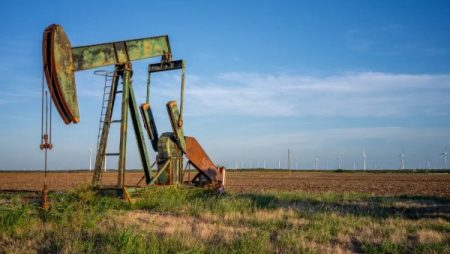 النفط يتراجع بأكثر من 1% عند التسوية وفنزويلا تتحدث عن تقدم في مفاوضاتها مع أمريكا