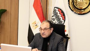 وزير قطاع الأعمال يهنئ الرئيس السيسي والشعب المصري بعيد الشرطة