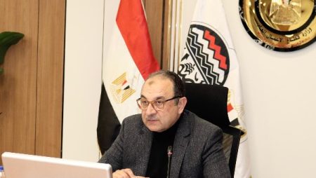 وزير قطاع الأعمال يهنئ الرئيس السيسي والشعب المصري بعيد الشرطة