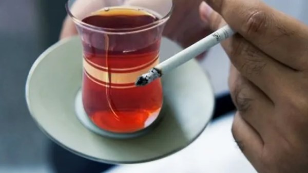 ماذا يحدث لجسمك عند تدخين السجائر مع تناول الشاي؟.. مفاجأة صادمة