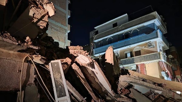 العناية الإلهية أنقذت المارة.. انهيار جزئي بحائط عقار قديم في سوهاج العناية الإلهية أنقذت المارة.. انهيار جزئي بحائط عقار قديم في سوهاج