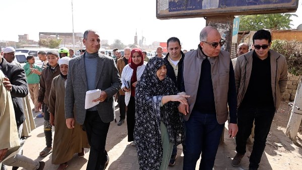 محافظ المنيا يستجيب لمناشدة سيدة ويرافقها لمعاينة منزلها المتهالك ويوجه بإصلاحه