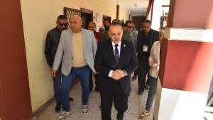 محافظ أسيوط يتابع سير التصويت في اللجان الانتخابية وسط إقبال ملحوظ| صور