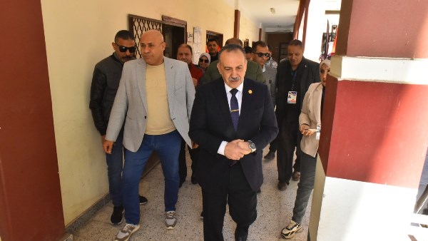 محافظ أسيوط يتابع سير التصويت في اللجان الانتخابية وسط إقبال ملحوظ| صور