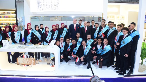 رئيس جامعة سوهاج والطلاب يشهدون فعاليات جناح هيئة الرقابة الإدارية بمعرض الكتاب