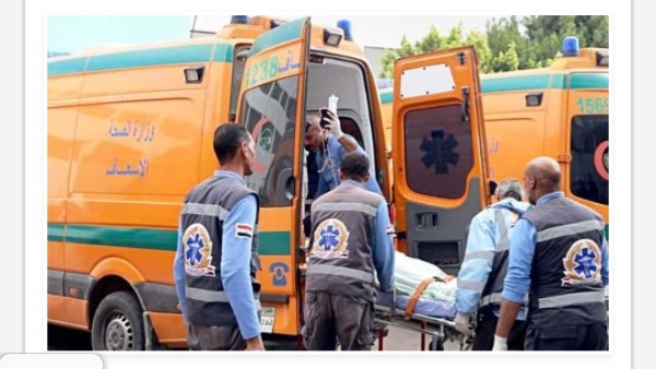 انتشال سيارة من ترعة بأسوان عقب تعرضها للانقلاب