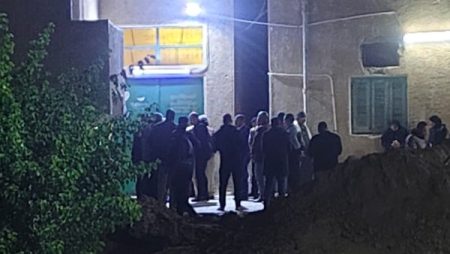 لحظة وصول جثمان رئيس مركز الداخلة إلى مشرحة مستشفى الخارجة بالوادي الجديد.. صور