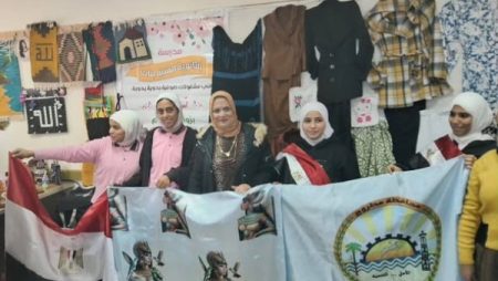 مدير تعليم مطروح تتفقد معرض المدرسة الفنية بنات وتشيد بالمعروضات الفنية والمشغولات اليدوية