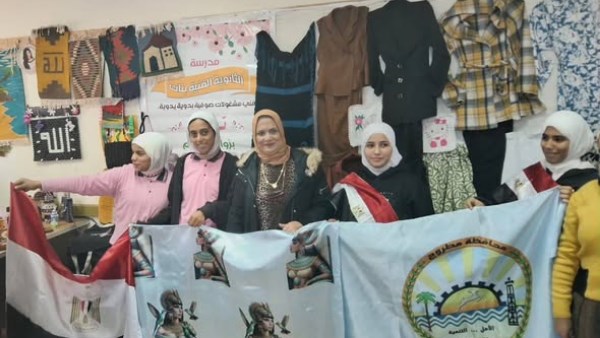 مدير تعليم مطروح تتفقد معرض المدرسة الفنية بنات وتشيد بالمعروضات الفنية والمشغولات اليدوية